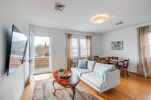 Roanoke Apartment | Less Than 3 Mi to Dtwn Roanoke Inviting Unit with Balcony