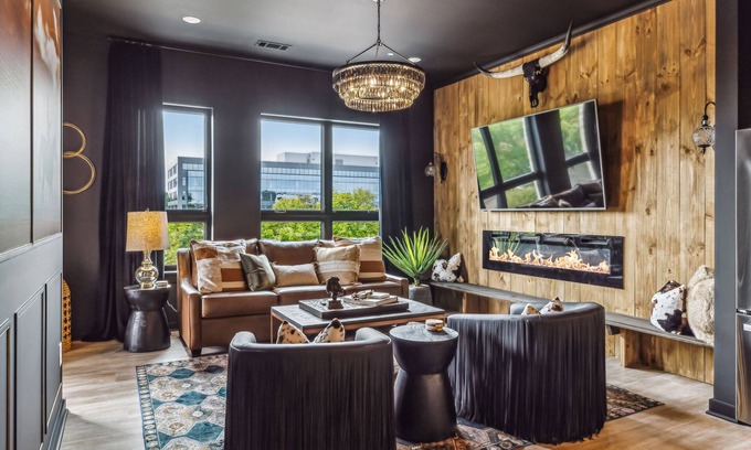 Edgehill Condo | Let 'Er Buck Nashville on Music Row near Broadway with Pool, Patio, Parking