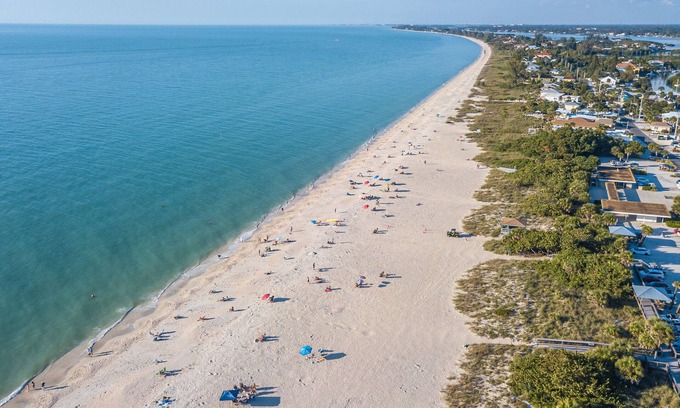 Laurel House | LET'S WALK - OR BIKE - TO THE BEACH!
