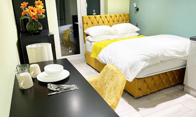 Rayners Lane Apartment | Letzi private en-suite, North Harrow.