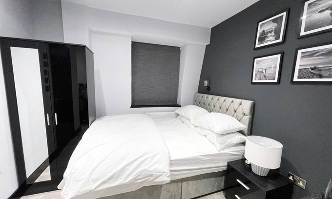 West Harrow Apartment | Letzi private en-suite, North Harrow.