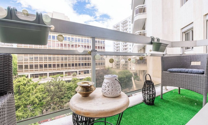 Levallois-Perret Apartment | Levallois-Courcelles Apartment and Private Parking