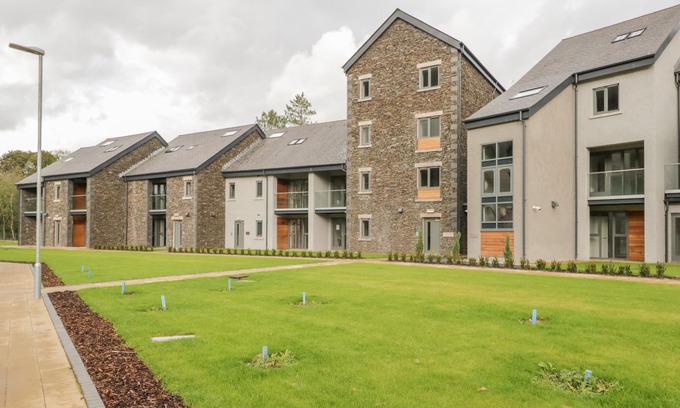 Backbarrow Cottage | LEVEN REACH, romantic, with a garden in Newby Bridge