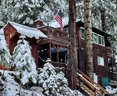 Sugar Pine House | Lewis Creek cabin near Yosemite king beds
