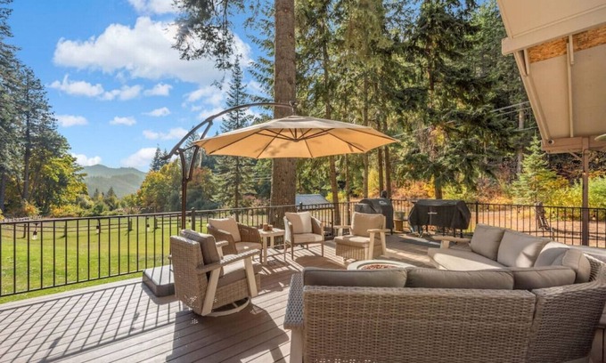 Leavenworth House | Lewis Ranch- w/Private Mountain