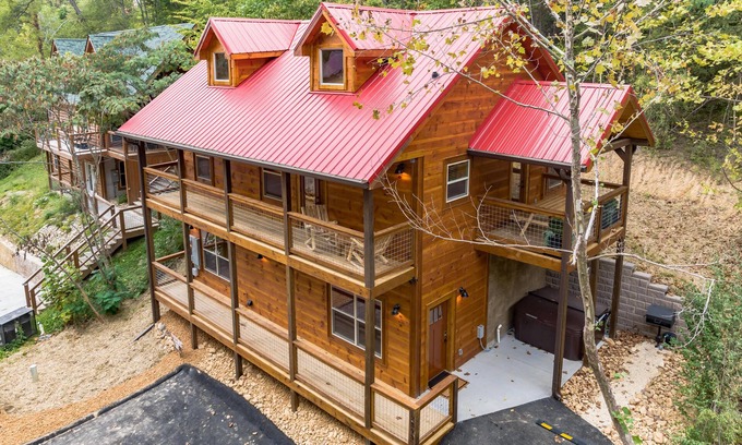 Pigeon Forge Cabin | ⛰️Li'l Red Express Cabin in Pigeon Forge🌄Close to Dollywood🎢 & The Island