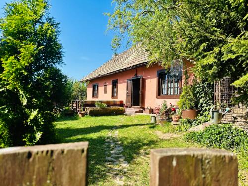 Stiavnicke Bane House | Libling Ružový