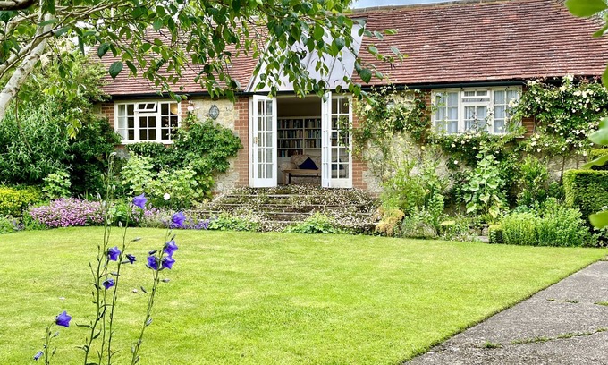 Pulborough Cottage | Library Cottage by Inspire Stays dot com - a cottage that sleeps 2 guests in 1 bedroom