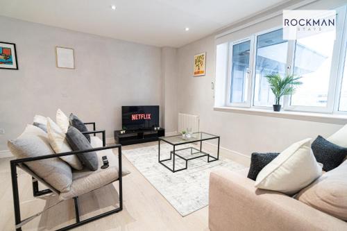Brentwood Apartment | Library House Apartments - FREE PARKING - Contractor Hub - Superfast Wi-Fi - Long Term Stays
