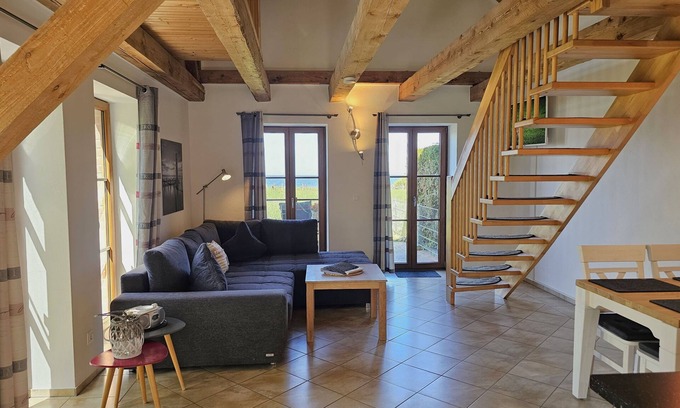 Meschendorf Apartment | Lichrdurchflutete 2-raum-wohnung auf 2 Ebenen mit Meerblick