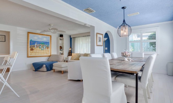 Sarasota House | Lido Beach and St. Armand's Circle at your Footsteps.