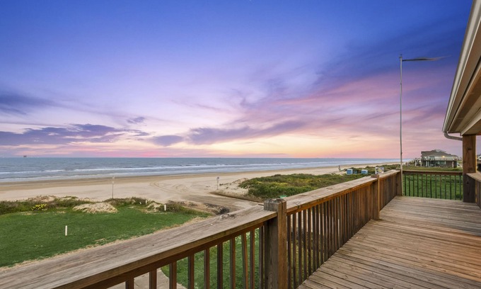 Crystal Beach House | Lieutenant Dan's Beachfront Escape: Pet Friendly