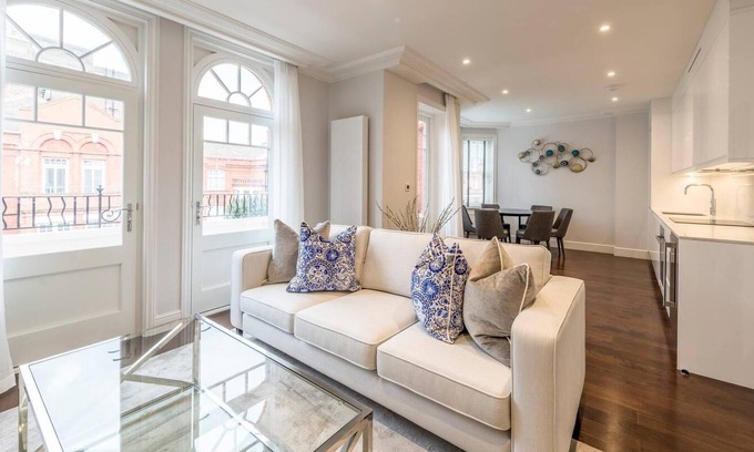 Ravenscourt Park Apartment | Light and Airy, Central Three Bed Flat