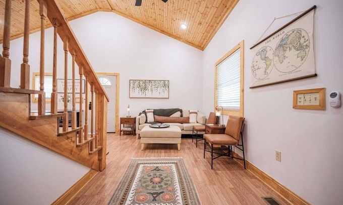 Smithville House | Light and Bright Cabin with open floor plan and loft minutes from Pates Ford Marina