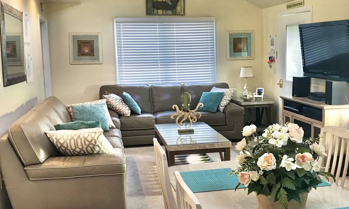 Wall Cottage | Light, Bright & Airy Ranch! 3rd house from the Beach & Jenkinson’s Boardwalk!