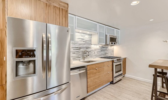 South Capitol House | Light Filled 1 BR+1 - Modern Guesthouse. Walk to Historic Plaza!