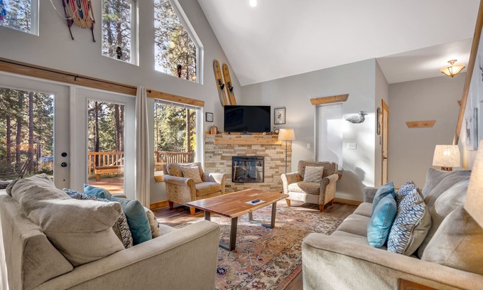 Leavenworth House | Light-filled cathedral ceiling home with territorial view, W/D, AC, dog-friendly