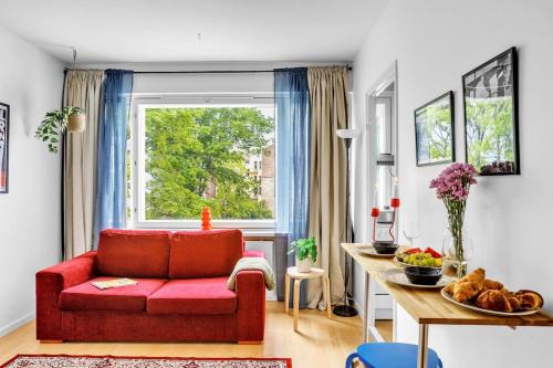 Punavuori Apartment | Light-Filled Gem Bathtub 200m tram bus Wi-Fi