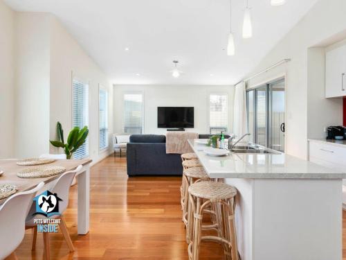 Victor Harbor House | Light Filled Modern & Stylish 3BR Holiday Home
