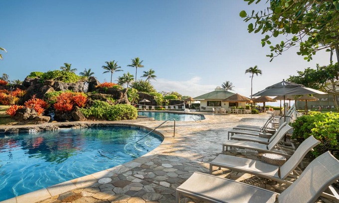 Hanamaulu Hotel | Light filled room, just steps to the beach