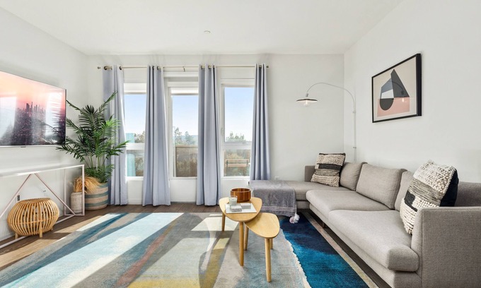 Carthay Circle Condo | Light-Filled Sanctuary in Iconic Los Angeles