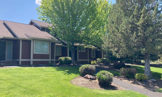 Redmond House | Light-filled townhome with fireplace, pools, hot tubs, gyms, golf & tennis