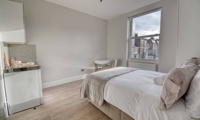 West Brompton Apartment | Light Studio Flat in Chelsea