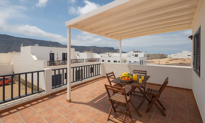 Caleta de Sebo House | Lightbooking La Graciosa