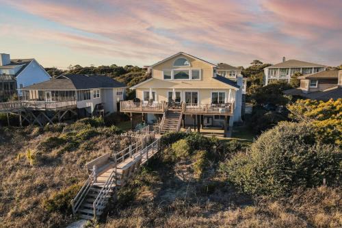 Folly Beach House | Lighthouse by AvantStay Beachfront View Home w Pool Table Ping Pong