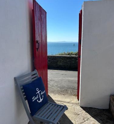 Moville House | Lighthouse Keepers Cottage