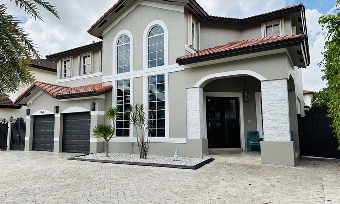 Tamiami Bed & Breakfast | Lighthouse retreat pool and jacuzzi