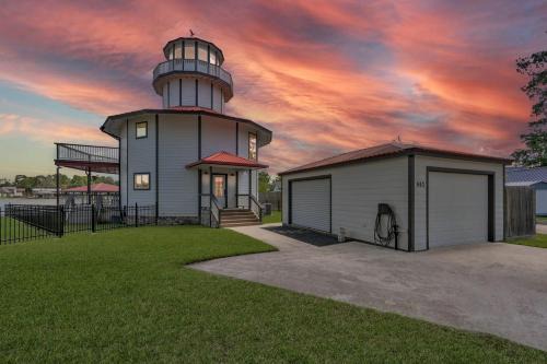 Blanchard House | Lighthouse Views & Lake Vibes – 4BR Retreat in Livingston, TX