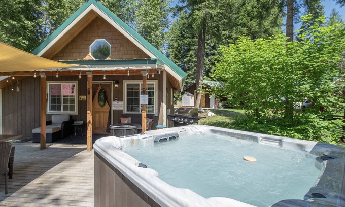 Ardenvoir Cabin | Lil Bigfoot Chalet-Cozy Couples Retreat, Hot Tub