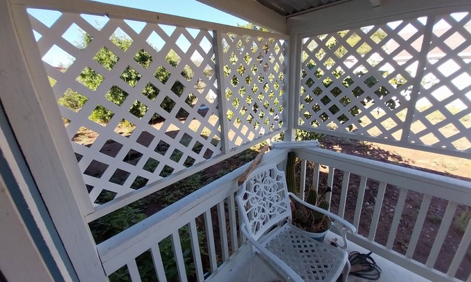 Pomerene Cottage | Lil' Cowboy Casita! Charming cottage in brilliant Benson with AC, WiFi & more!