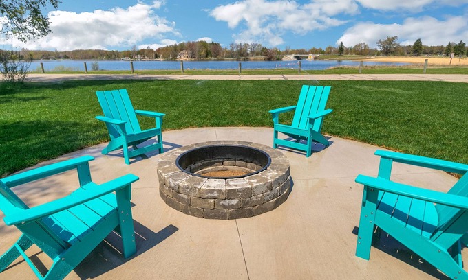 Canadian Lakes House | Lil' Nauti: A Splash of Luxury for Your Summer Escape