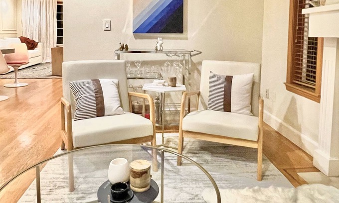 Central District House | Lil Paris Hygge Maison-King bed-Hi-speed WIFI 8 minutes to DT