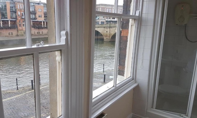 York Hotel | Lil's On The Waterfront