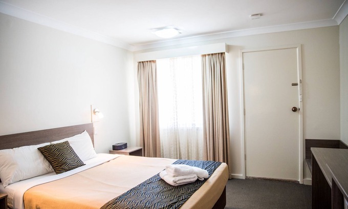 Goulburn Bed & Breakfast | Lilac City Motor Inn Standard Queen Room 4