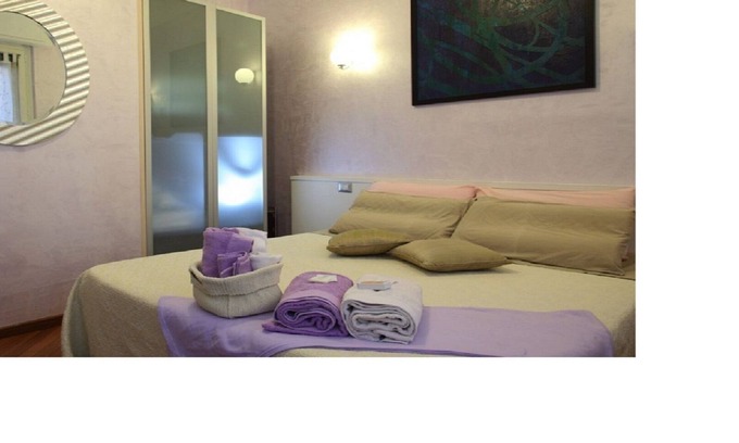 Cinecitta Apartment | Lilac Room Bed and breakfast Rome