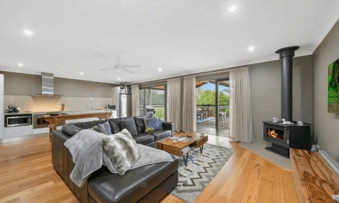 Keinbah House | Lilies Luxury Pool Retreat Lakeside on Lovedale 5 star