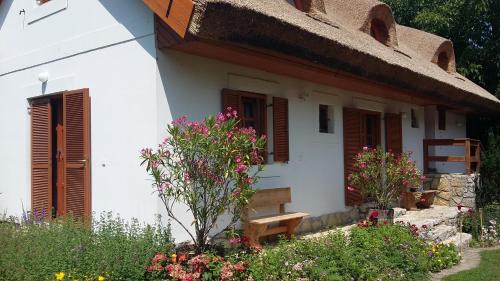 Szigliget Apartment | Liliomfa apartman