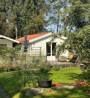 Jorlanda House | Lillebo - Idyllisk stuga med närhet till hav och stad