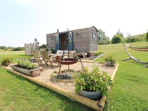 Bottesford House | Lillie's Shepherd's Hut - Wellness & Hot Tub