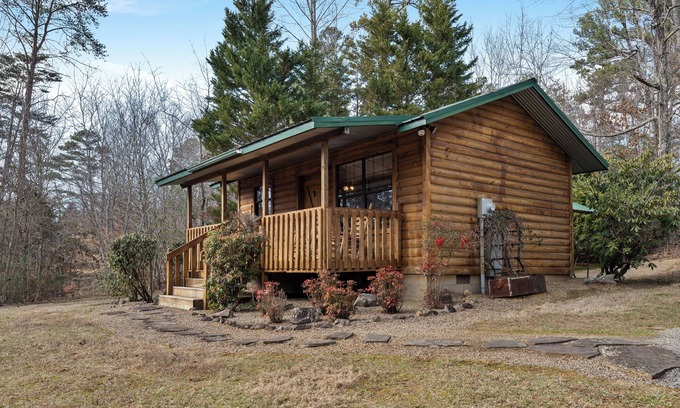 Sevierville Cabin | Lilly Cabin Near Pigeon Forge For Couples!