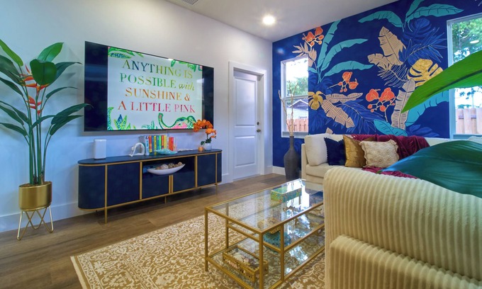 Hobe Sound House | Lilly Pulitzer Inspired 75in TV 1.5 ml Beach Pet Friendly EV Charger Smart Home