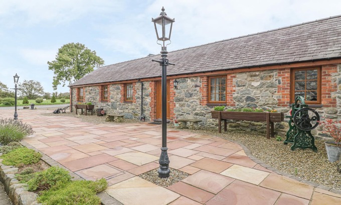 Bont Newydd Cottage | LILY COTTAGE, character holiday cottage, with a garden in Caeathro