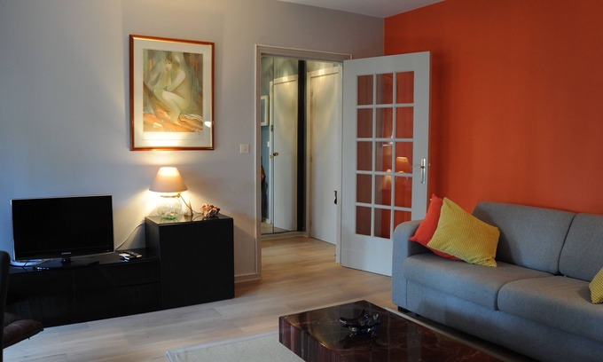 Tourgeville Apartment | Limit Deauville 200 m from the beach. sea street, garden view
