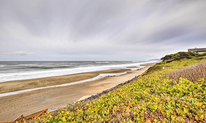 Lincoln Beach Condo | Lincoln Beach Condo w/Balcony + Ocean Views!