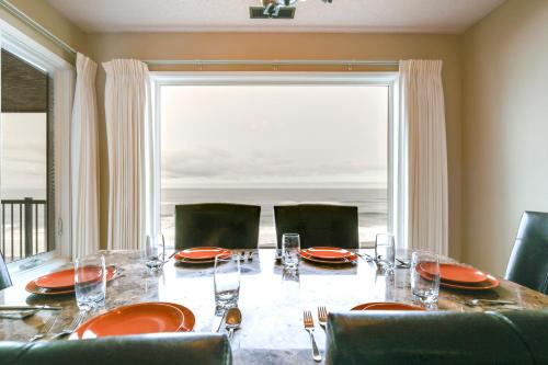 Lincoln Beach Apartment | Lincoln City Condo Pool Access, Walk to Beach!