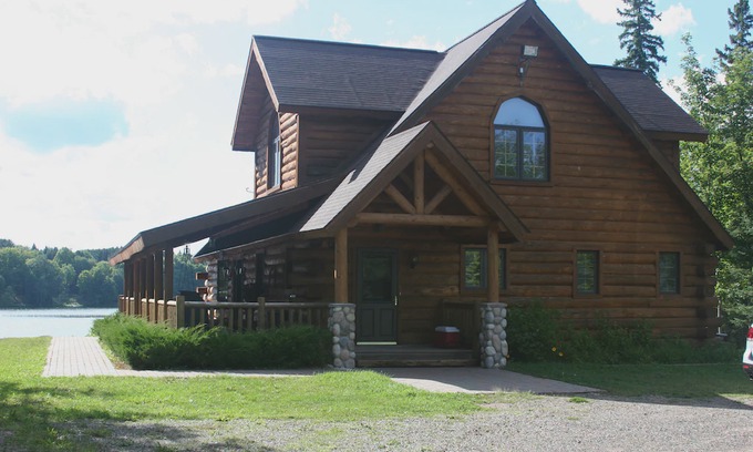 Iron River Cabin | LINCOLN LOG CABIN (Hagerman Lake): Gorgeous lakefront Cabin with private dock!